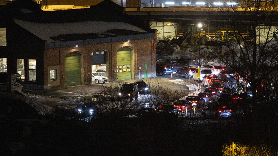 LANGE KØER: Det rapporteres om lange køer ved testsenteret på Sundland. (FOTO: ALEXANDER JANSEN / DRM24)