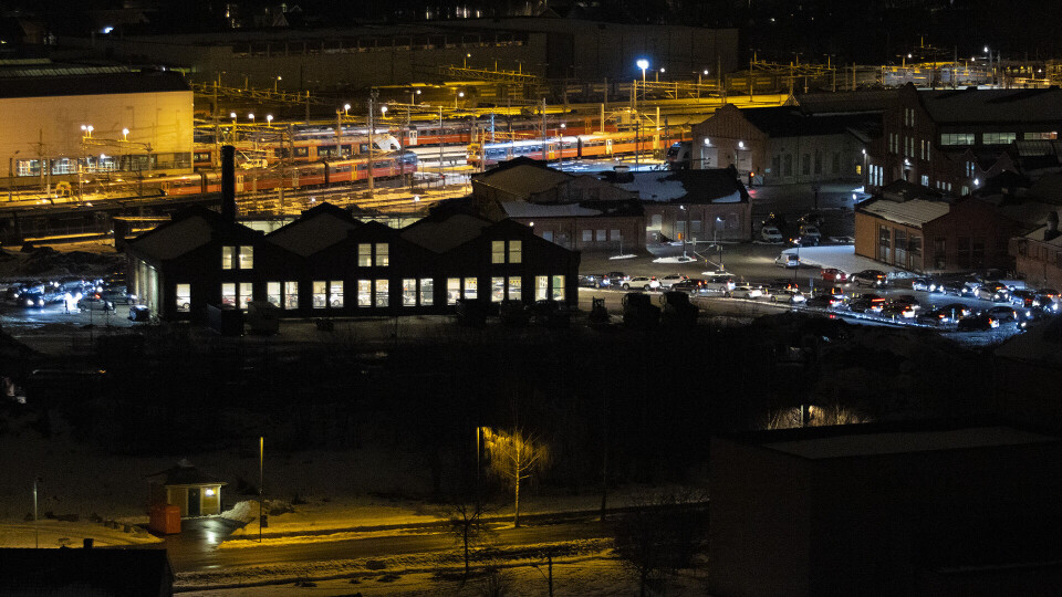 TESTSTASJON: En av de gamle fabrikkbygningene på Bane NORs område på Sundland brukes som teststasjon. Rundt bygget er det opprettet to felt med køer for biler som sluses puljevis inn i bygget.SYSTEM: Køene sluses puljevis inn i bygget. Utenfor venter både gående og bilister på testing.TO KOLONNER: To kolonner med 15-20 biler er samtidig inne i bygget, hvor én kolonne testes mens den andre kjøres ut og inn.