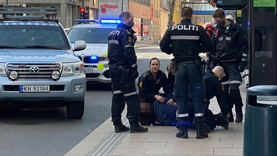 PÅ SMITTEVERNET LØS: Det ble i dette tilfellet vanskelig å opprettholde de anbefalte avstandsregler.
