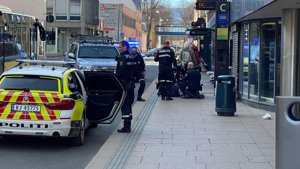 Hvor mange politibetjenter trengs for å få en vanskelig person inn i bilen? Svaret er seks.