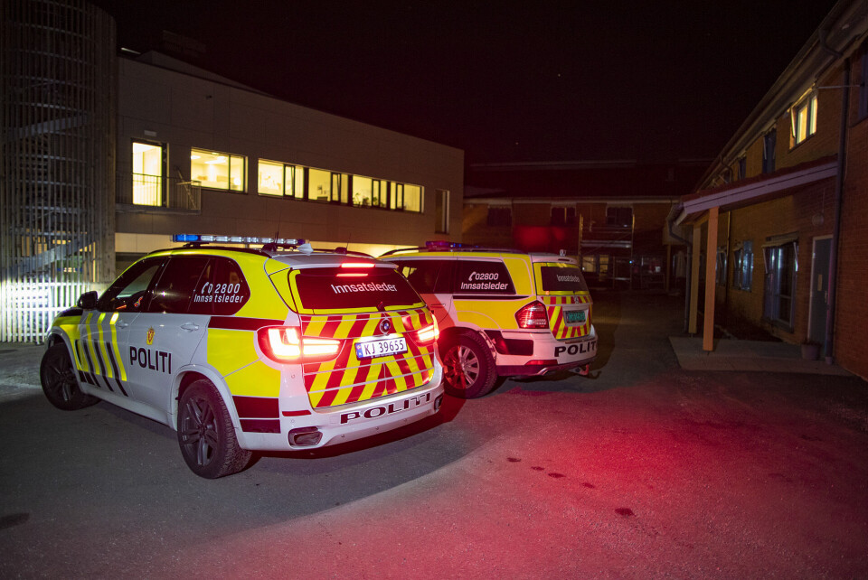 PÅ STEDET: Politiets innsatsledere vurderte før midnatt natt til tirsdag videre tiltak i søket fra stedet vedkommende er savnet. (FOTO: ALEXANDER JANSEN / DRM24)
