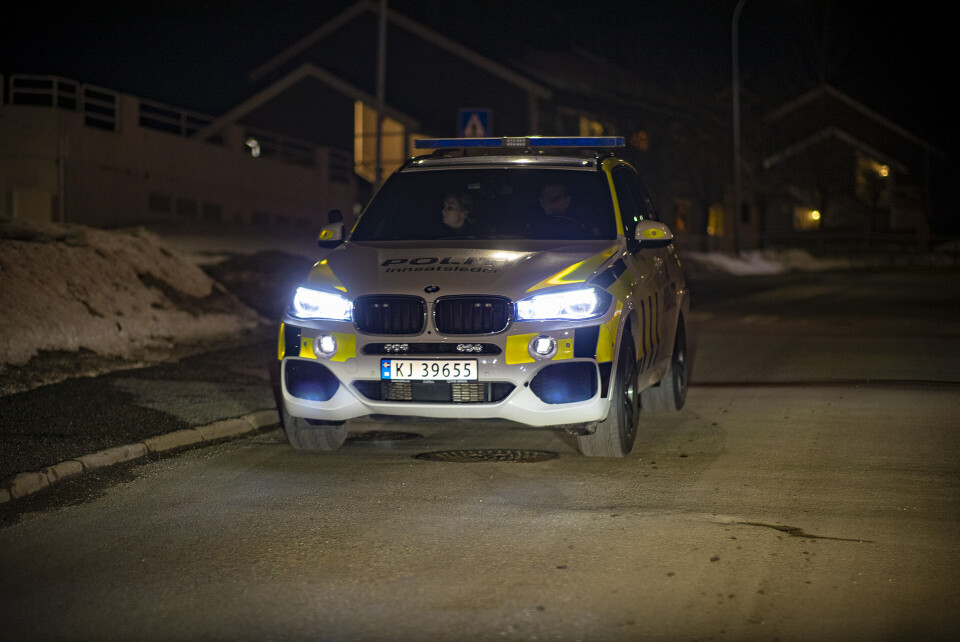 SØKTE TIL BILS: Politiet på Konnerud sent mandag kveld. (FOTO: ALEXANDER JANSEN / DRM24)