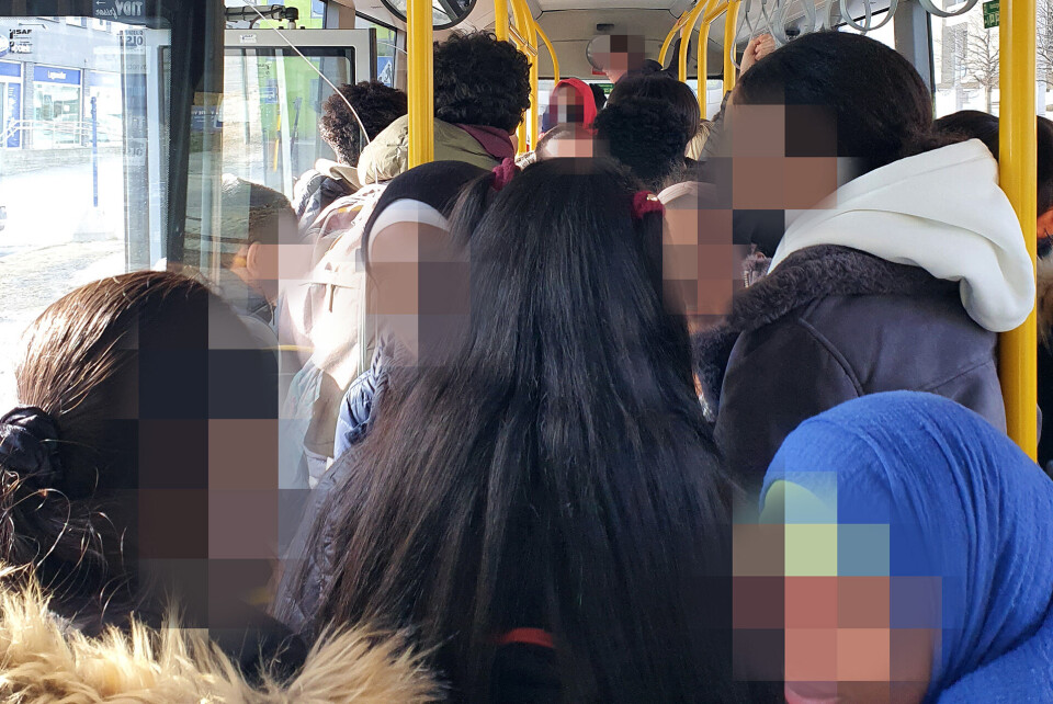 MULIG SMITTEBOMBE: Brakar mente selv at denne bussen i Drammen var altfor full. Mange brukte i tillegg ikke munnbind. Det skal ha vært svært mange skoleelever på bussen. (FOTO: LESERBILDE)