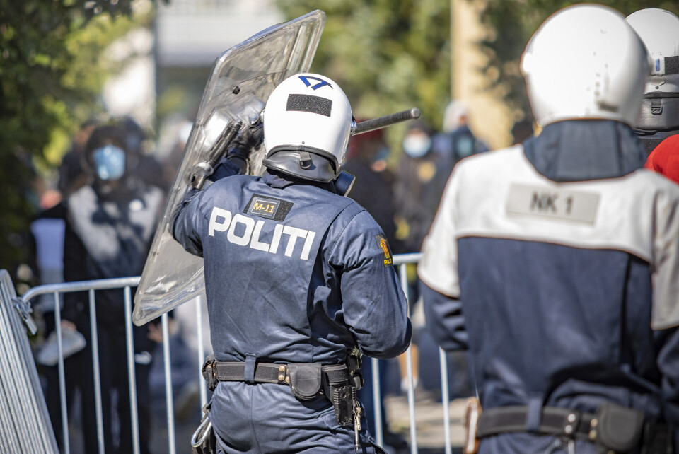KAN ESKALERE: Erfaring har vist at SIANs markeringer fort kan eskalere til sammenstøt mellom motdemonstranter og politi. Her fra Furuset i Oslo i fjor.