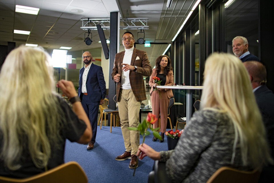 BLE MØTT MED ROSER: Yousuf Gilani vil møte SIAN med kjærlighet og blomster - her fra dialogmøtet i Drammen i oktober.