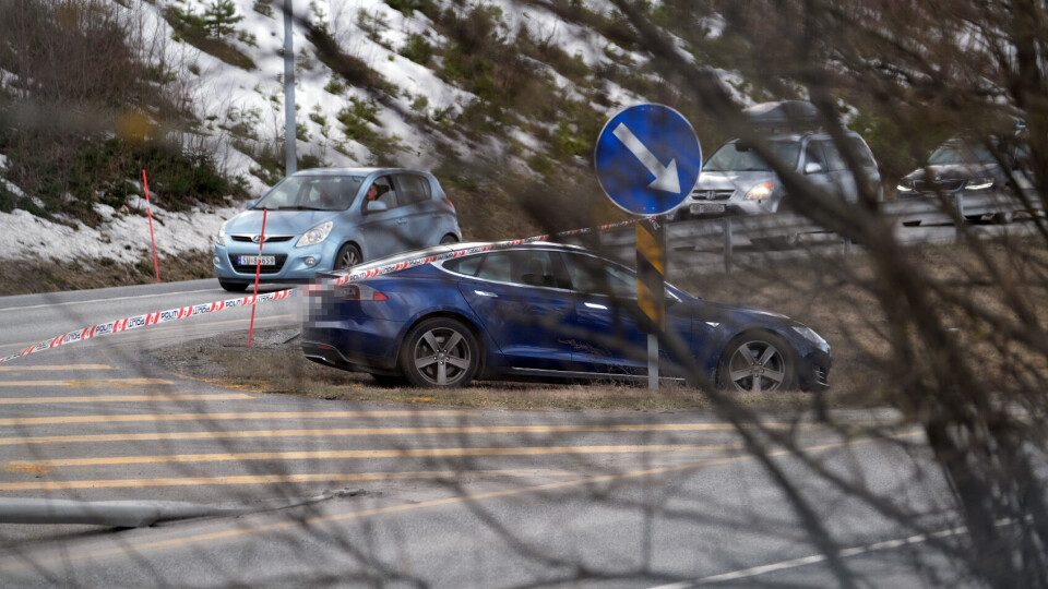 BRYTER POLITISPERRINGENE: Denne Tesla-sjåføren kjørte tvers over midtrabatten for å unngå politiets sperrebånd på E134 ved Ytterkollen.