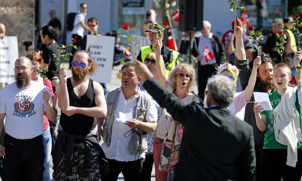 MOTMARKERING: Motdemonstranter vendte ryggen til SIAN med roser og sang forrige gang i de var på Strømsø Torg, i 2017.