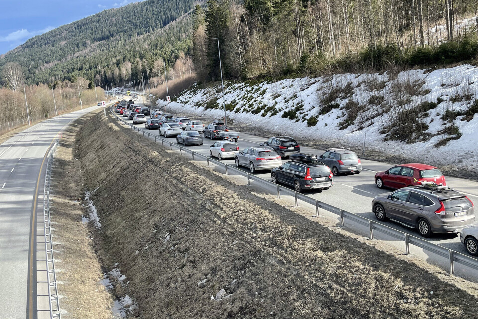 TETT TRAFIKK: Saktegående kø mot Drammen på E134 om ettermiddagen 1. påskedag.