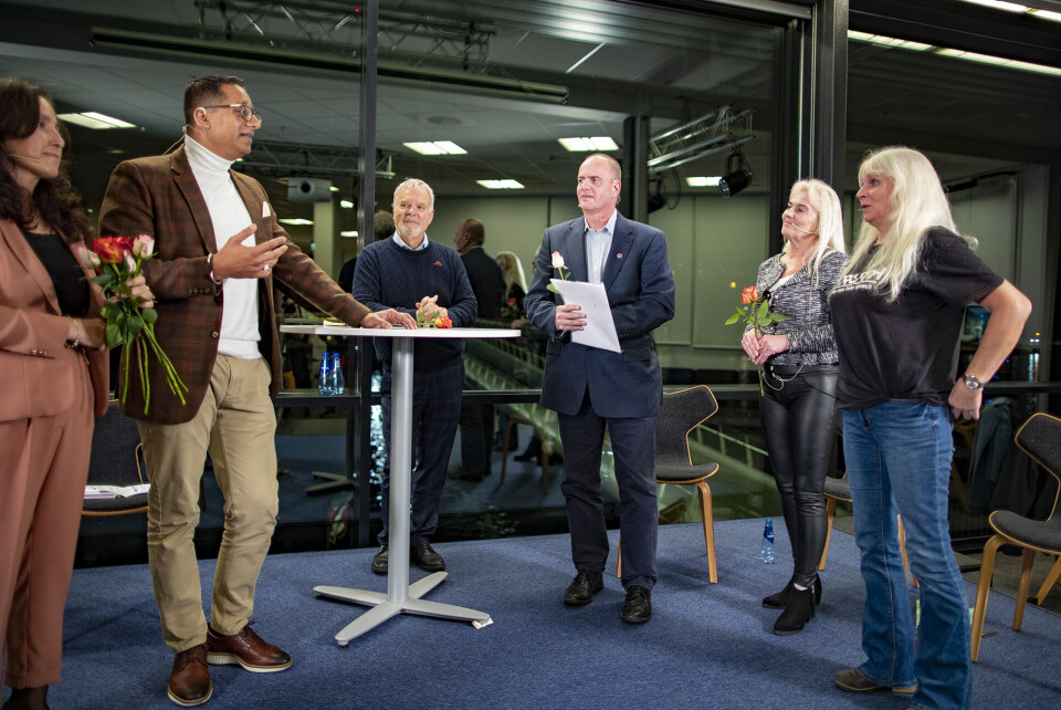 DIALOGMØTE: Muslimsk dialogforum delter ut roser til SIANs representanter etter møtet i Drammen i fjor høst på Drammensbiblioteket. Tonen var for det meste hyggelig, og partene var enige om å fortsette dialogen.