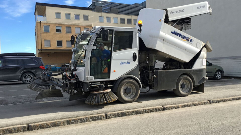 ET SIKKERT VÅRTEGN: Når hageavfallet hentes og kostebilen koster. (ARKIVFOTO: ALEXANDER JANSEN / DRM24)