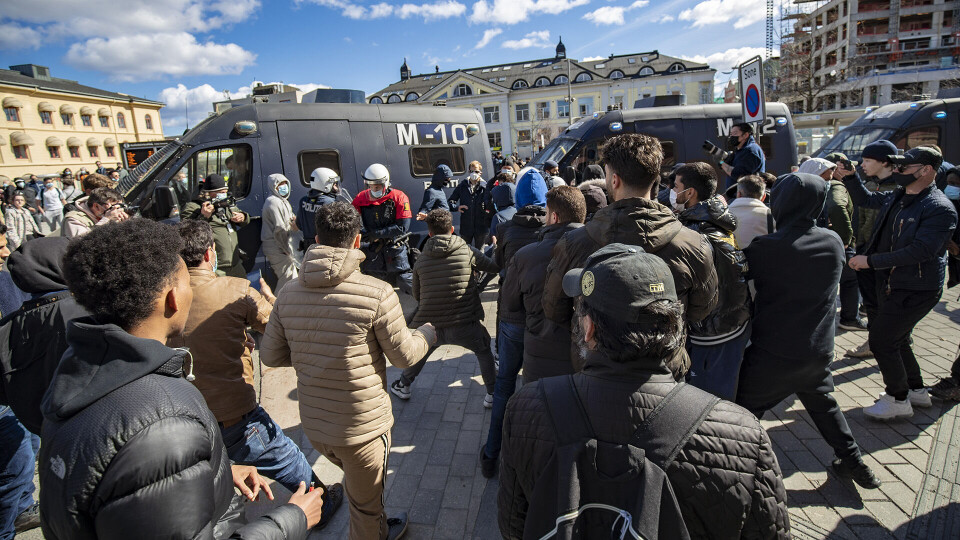 MYE FOLK: Ifølge kommunen er det observert mange brudd på avstandsreglene under SIAN-demonstrasjonen på Strømsø Torg.