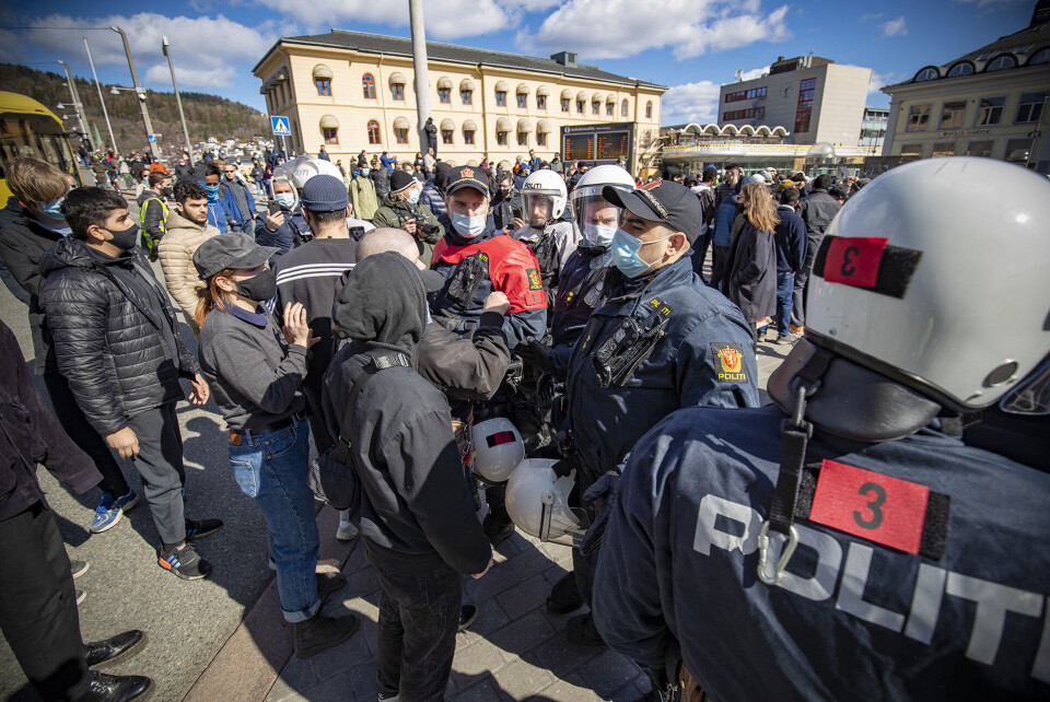 POLITISK VOLD: Venstreradikale grupperinger fra organisasjoner med tilhold i Oslo var lørdag i Drammen og gjorde seg bemerket med aggressiv oppførsel og hindring av politiets arbeid.