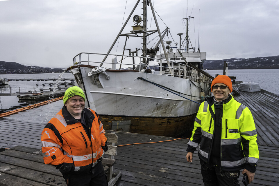 HEVET: Øystein Bratås (t.h.) og Morten Eriksrud kunne puste ut da problembåten var tettet, lenset og fløt ved Nøsted Brygge.