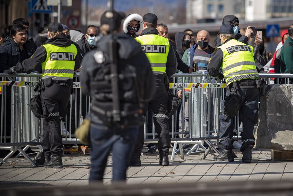 DIALOG FREMFOR TÅREGASS: Politiet i samtale med oppmøtte motdemonstranter innledningsvis i demonstrasjonen.