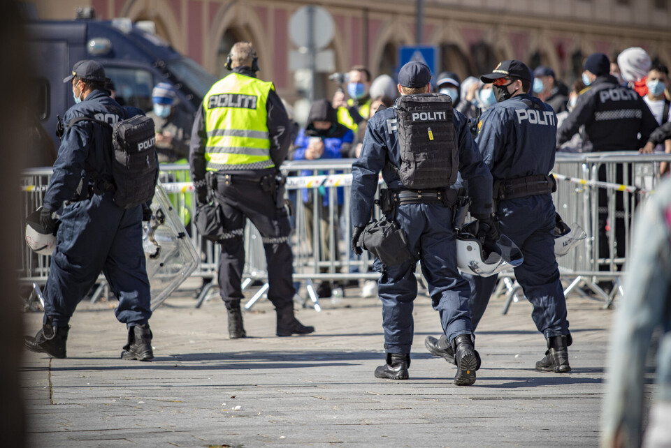 FORSTERKNINGER: Det tok ikke lang tid før opprørspolitiet måtte inn på Strømsø Torg.