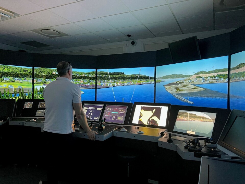 FORBEREDER OPPDRAGET: Denne uka trente losene Thomas Høvik og Rune Haukland i simulator, på å lose et fartøy i samme størrelse. Et større fartøy på nesten 300 meter ble også testet for å presse grensene.