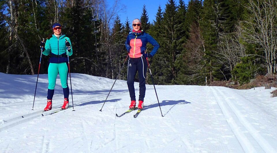 FANASTISKE SKIFORHOLD: Og kjempeflott preparering på Vestskauen. Her Nora Mile Helgesen og Guro Bøhm på Øyvassrunden.