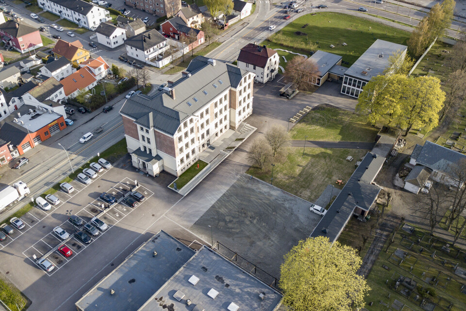 HER SKJER DET: Rundt det gamle skolebygget på Strømsø blir det festival i september.