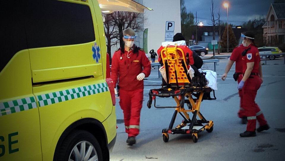 KNIVSKADD: Knivofferet var ved bevissthet etter angrepet, og ble fraktet bort i ambulanse.