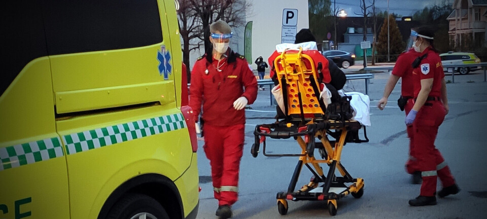 Maskerte menn tok seg inn i bolig - skadet mann med kniv