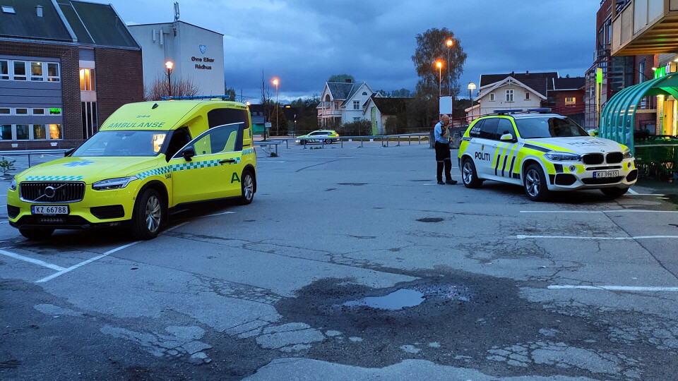 ÅSTEDET: Hendelsen skal ha skjedd innendørs i et leilighetskompleks ved rådhuset/Kiwi i Hokksund sentrum.