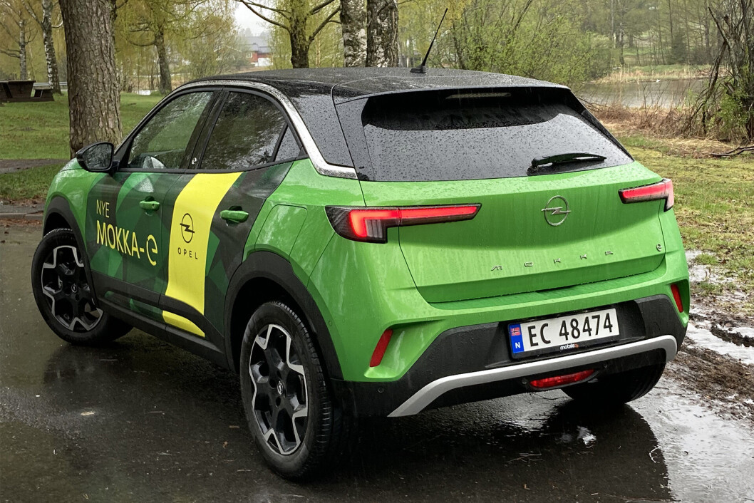 SALGSVINNER? Nye Opel Mokka har absolutt ingen likhetstrekk med utgående modell. Bilen virker mer velproporsjonert, og har fått et friskt og tiltalende design. SALGSVINNER? Nye Opel Mokka har absolutt ingen likhetstrekk med utgående modell. Bilen virker mer velproporsjonert, og har fått et friskt og tiltalende design.