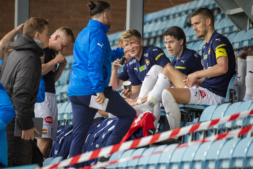 GARDEROBE I DET FRI: Kampen gikk for tomme tribuner, hvilket også ble brukt som garderobe for begge lag i pausen.