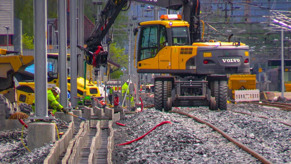 Når det tyngste maskineriet nå har gjort jobben og kan permitteres, bygges føringsveier for kabler, kontaktledninger monteres og tele- og elkraftarbeider sluttføres. Natt til tirsdag 26. mai er det meningen togtrafikken forbi Gulskogen skal går som tidligere.