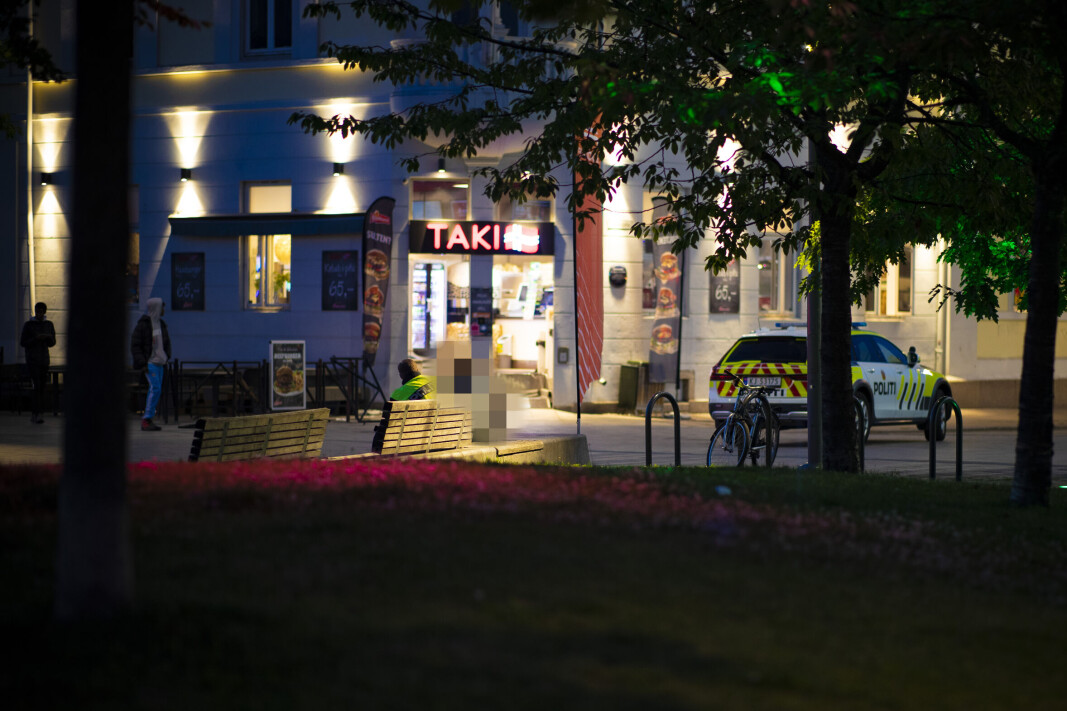 <span class=" italic" data-lab-italic_desktop="italic">Her er politiet i samtale med gjerningskvinnen utenfor Taki, før hun etter hvert ble pågrepet.</span> <span class=" italic" data-lab-italic_desktop="italic">Her er politiet i samtale med gjerningskvinnen utenfor Taki, før hun etter hvert ble pågrepet.</span>