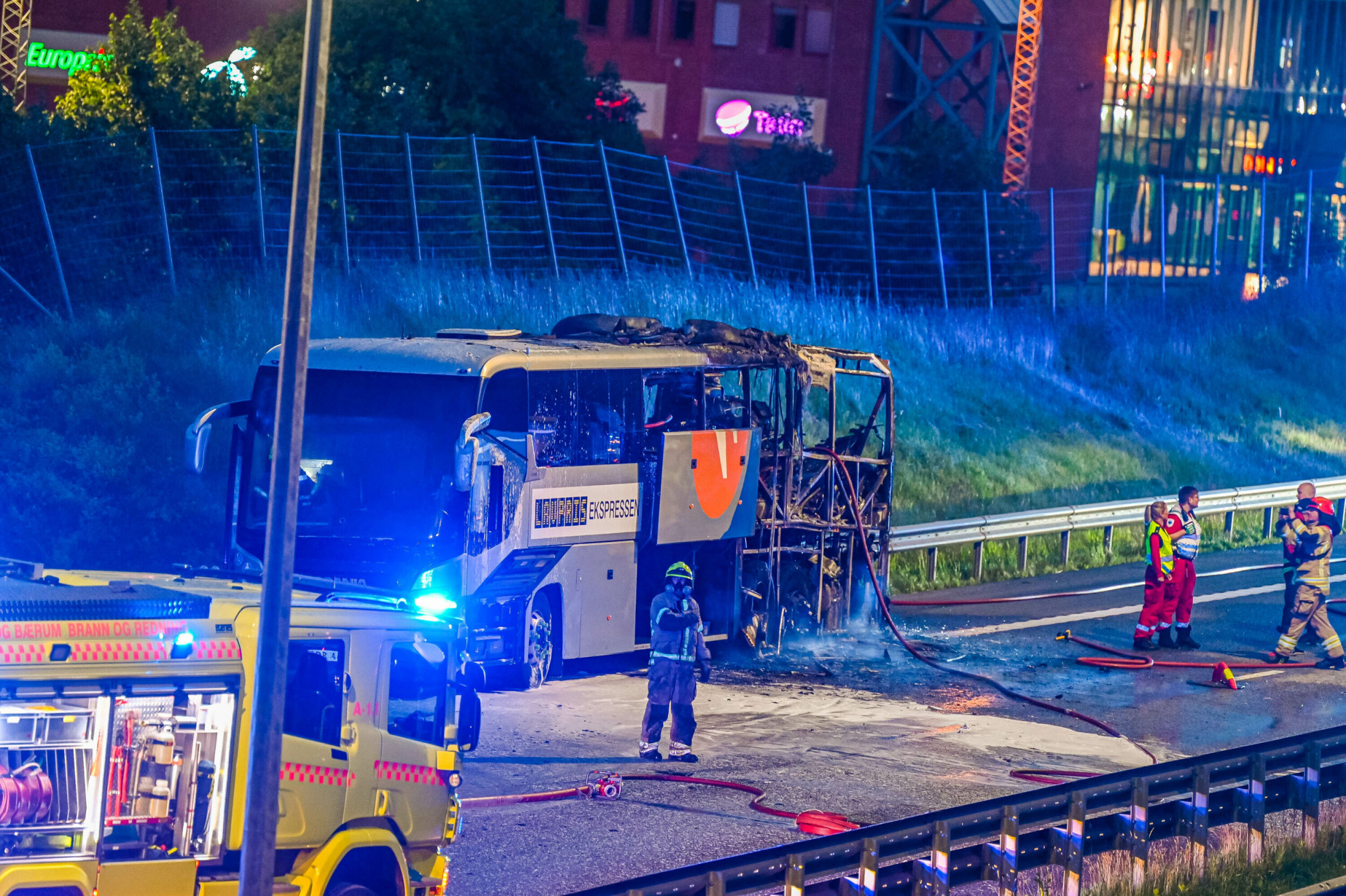 UTBRENT: Bussen ble stående ved Liertoppen retning Oslo.