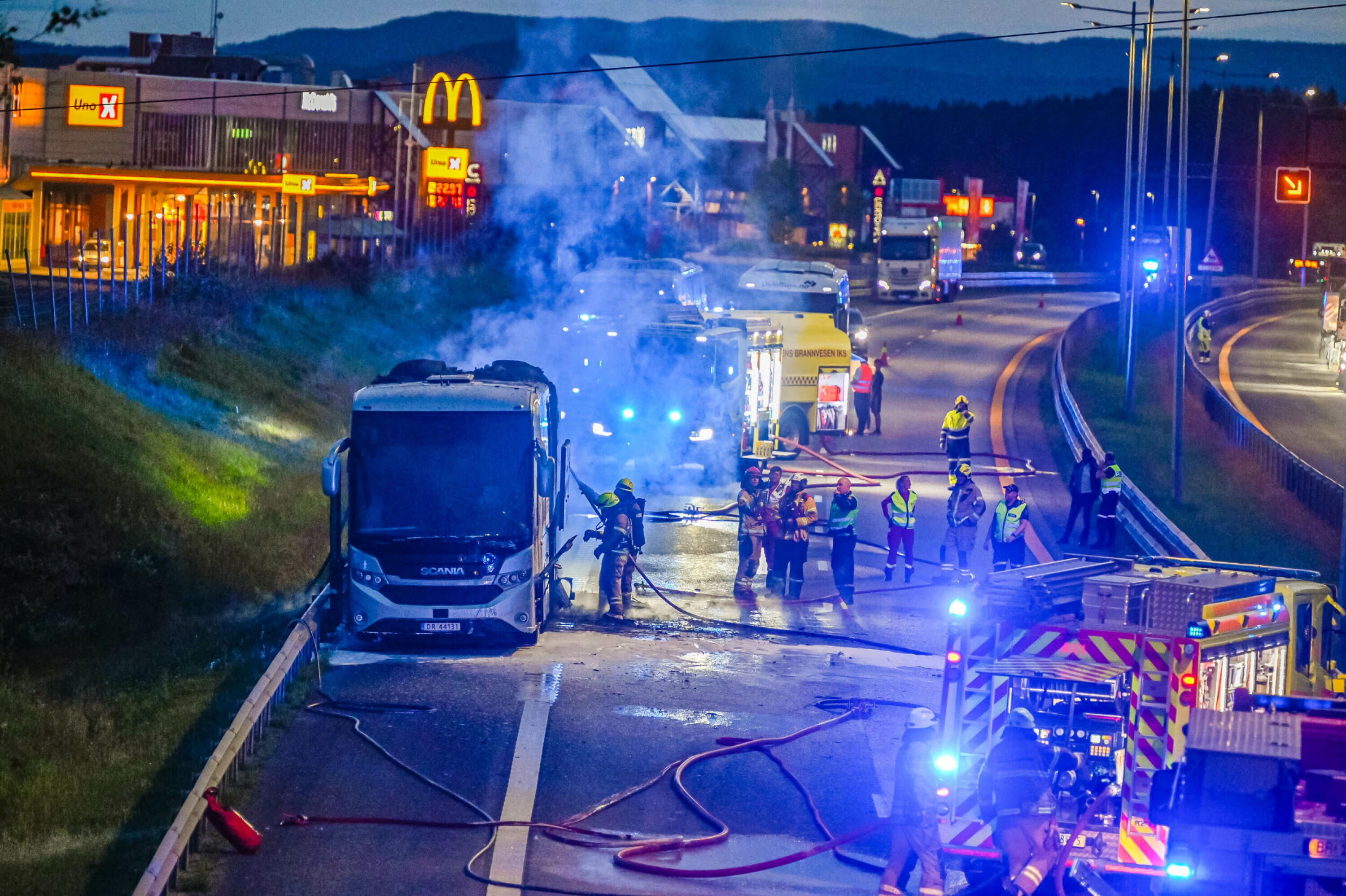 E18 stengt etter bussbrann