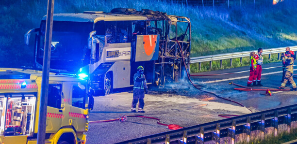 E18 sperret i flere timer etter kraftig bussbrann