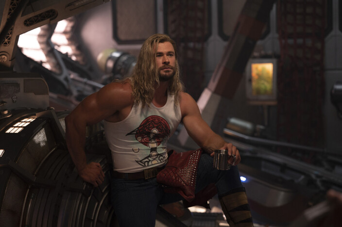 <span class=" italic" data-lab-italic_desktop="italic">«Thor» i en avslappet adonis positur</span> <span class=" italic" data-lab-italic_desktop="italic">«Thor» i en avslappet adonis positur</span>