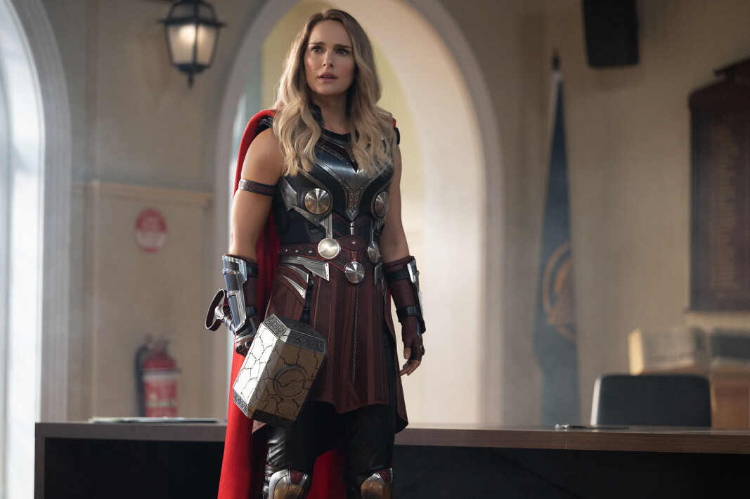 <span class=" italic" data-lab-italic_desktop="italic">Natalie Portmans karakter «Jane Foster» får også spille Gud, med litt hjelp av hammeren Mjølnir</span> <span class=" italic" data-lab-italic_desktop="italic">Natalie Portmans karakter «Jane Foster» får også spille Gud, med litt hjelp av hammeren Mjølnir</span>