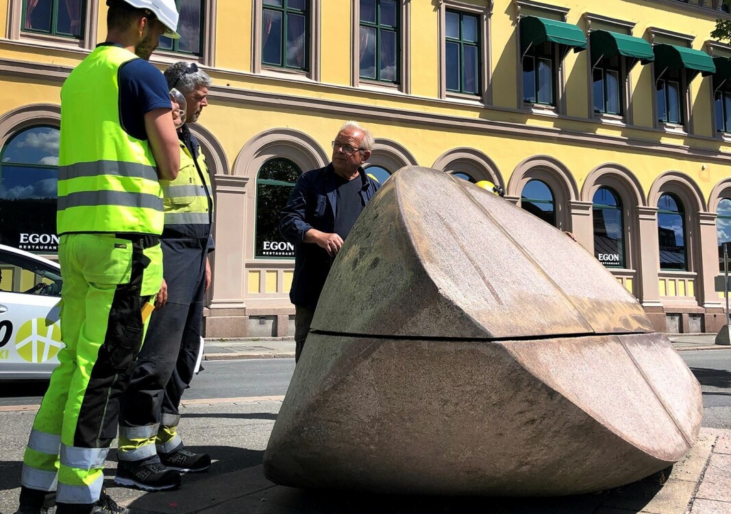Skulpturen «Båt» er ni tonn tung, og måtte løftes vekk med kran. Kunstneren selv, Kristian Blystad, var tilstede. Skulpturen «Båt» er ni tonn tung, og måtte løftes vekk med kran. Kunstneren selv, Kristian Blystad, var tilstede.