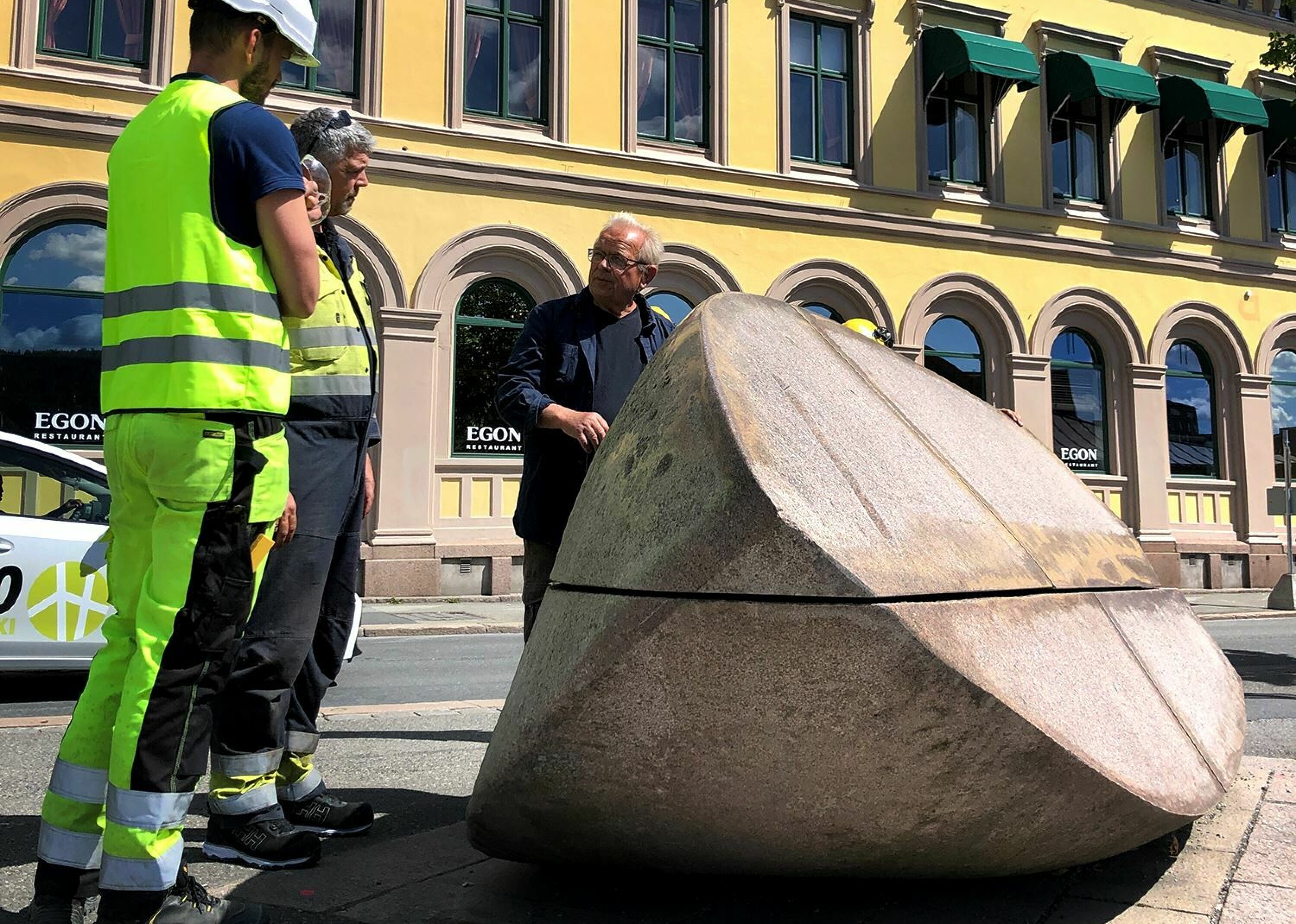 Skulpturen «Båt» er ni tonn tung, og måtte løftes vekk med kran. Kunstneren selv, Kristian Blystad, var tilstede.