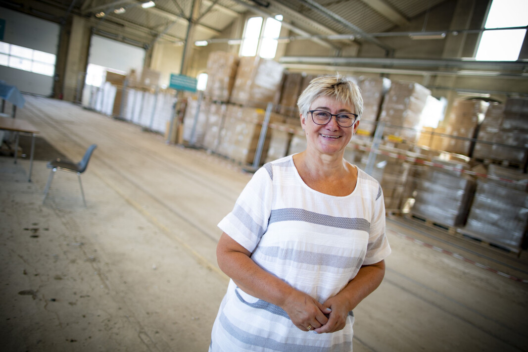 <span class=" italic" data-lab-italic_desktop="italic"><span class=" font-weight-bold" data-lab-font_weight_desktop="font-weight-bold">DONERER MATERIELL: </span>Drammen kommune ved koordinator på smittevernlageret, Kari Johanne Tønnesen, her på teststasjonen på Sundland som fortsatt er i drift.</span> <span class=" italic" data-lab-italic_desktop="italic"><span class=" font-weight-bold" data-lab-font_weight_desktop="font-weight-bold">DONERER MATERIELL: </span>Drammen kommune ved koordinator på smittevernlageret, Kari Johanne Tønnesen, her på teststasjonen på Sundland som fortsatt er i drift.</span>