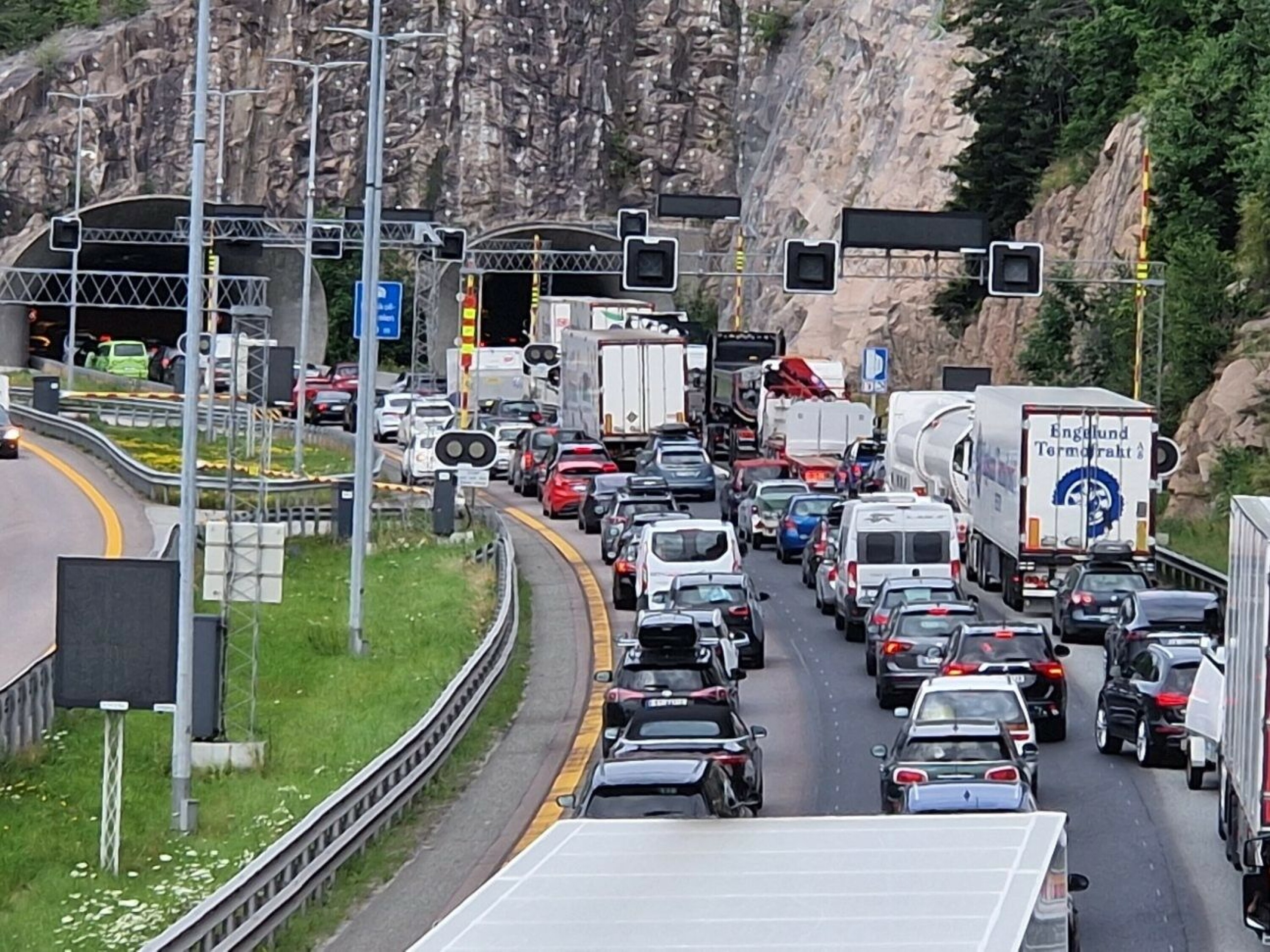 KØ: Det var fortsatt stillestående trafikk i Lierbakkene ved 14.30-tiden mandag.