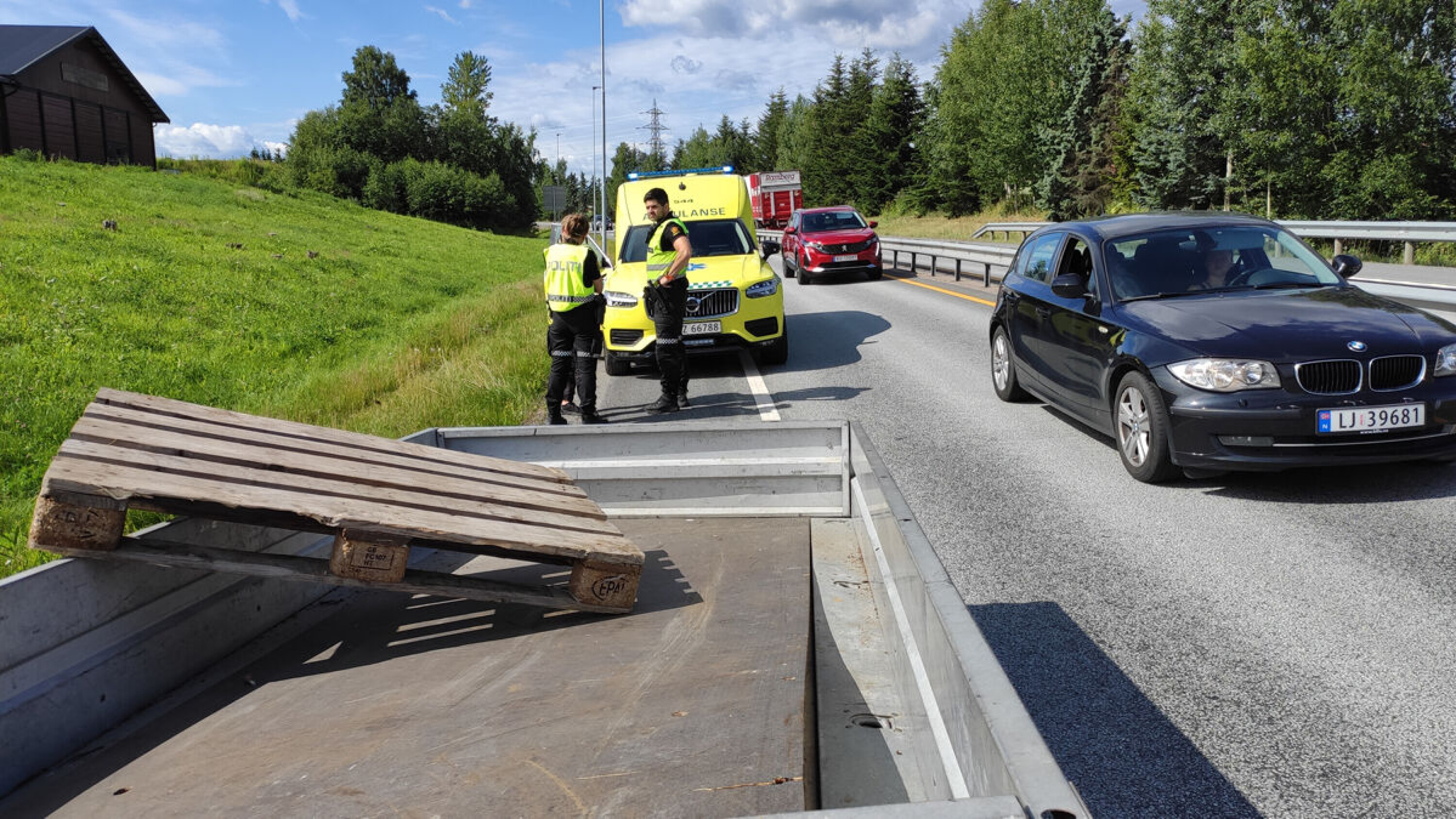 Trafikken gikk greit forbi ulykkesstedet, men med litt glanekø.