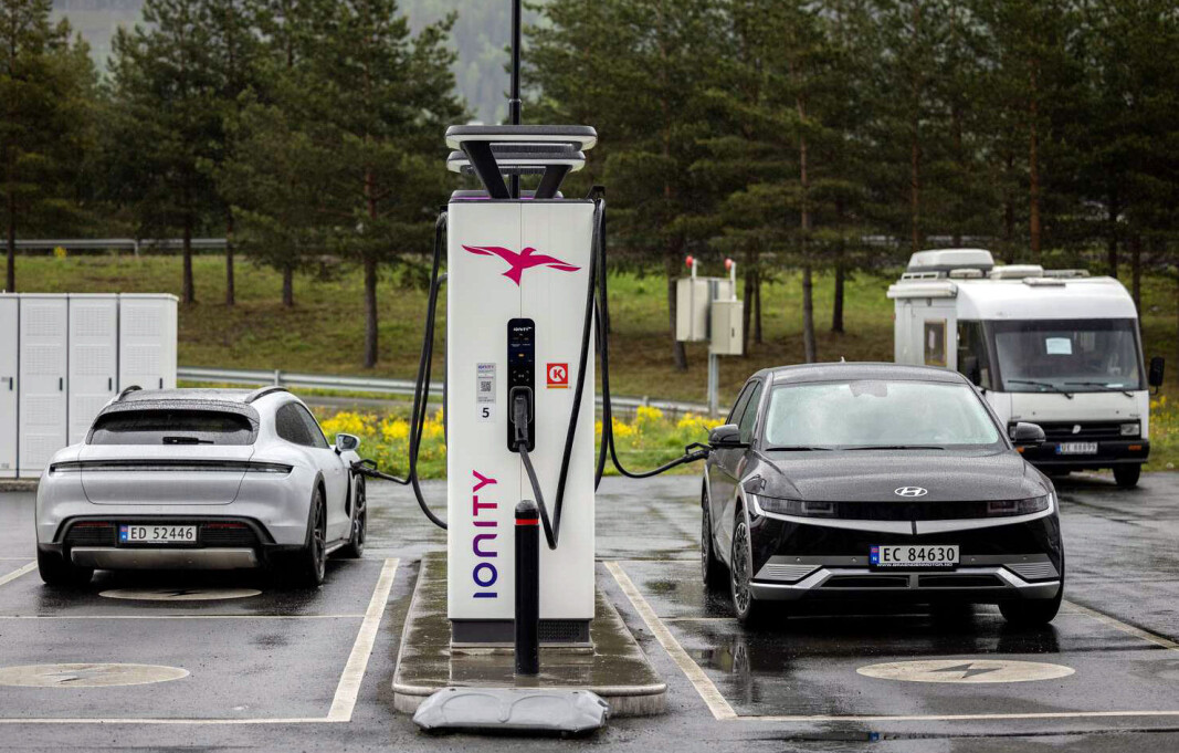 TA HENSYN: Når bilen din har ladet til 80 prosent, er det på tide å avslutte ladingen og flytte bilen fra ladestolpen. Det gjelder å slippe til andre når du har fått nok strøm på tanken, ifølge NAF. TA HENSYN: Når bilen din har ladet til 80 prosent, er det på tide å avslutte ladingen og flytte bilen fra ladestolpen. Det gjelder å slippe til andre når du har fått nok strøm på tanken, ifølge NAF.