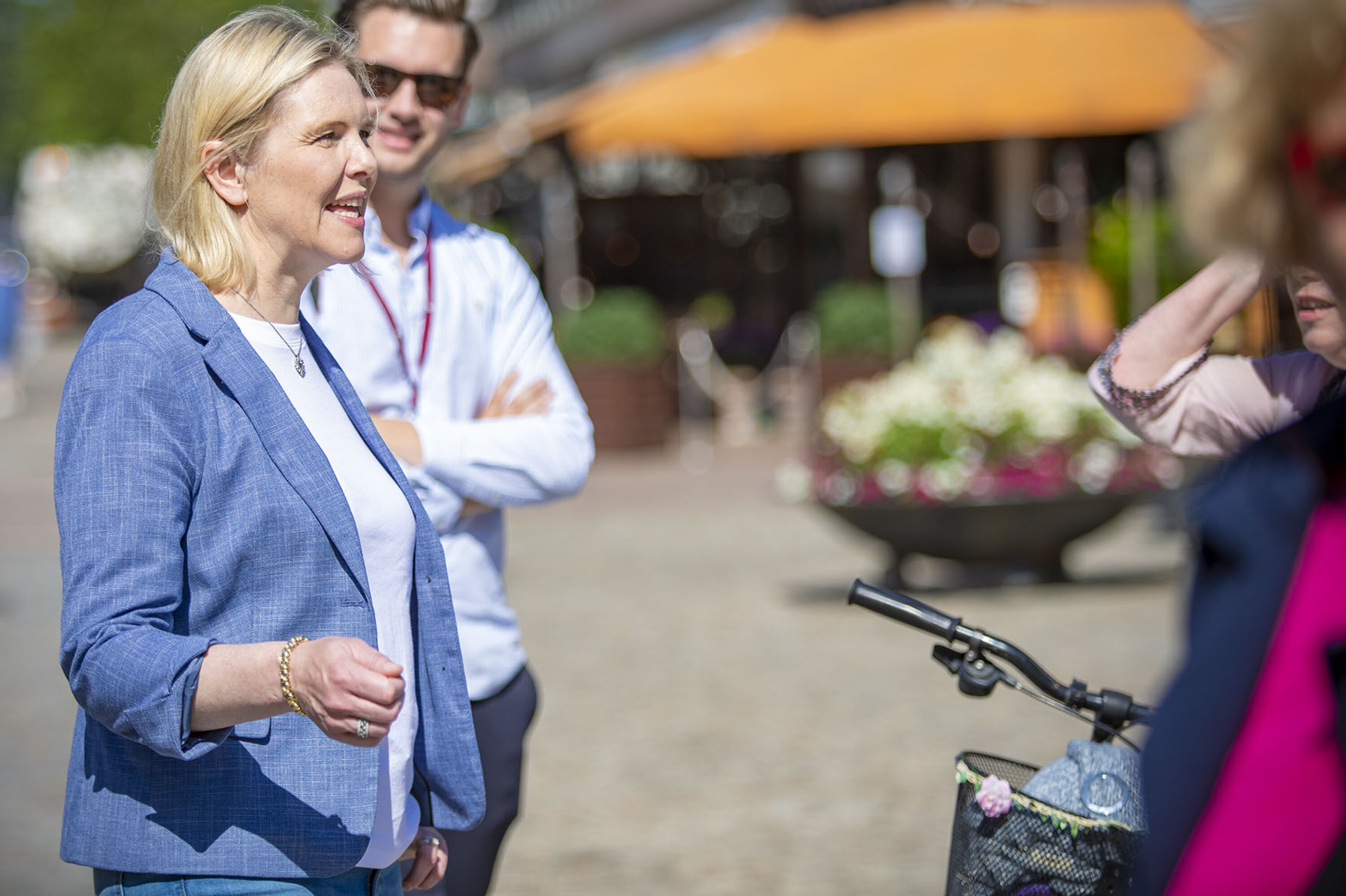 PÅ LAG MED «FOLK FLEST»: Sylvi Listhaug, her i samtale med drammensere på Bragernes Torg i fjor.