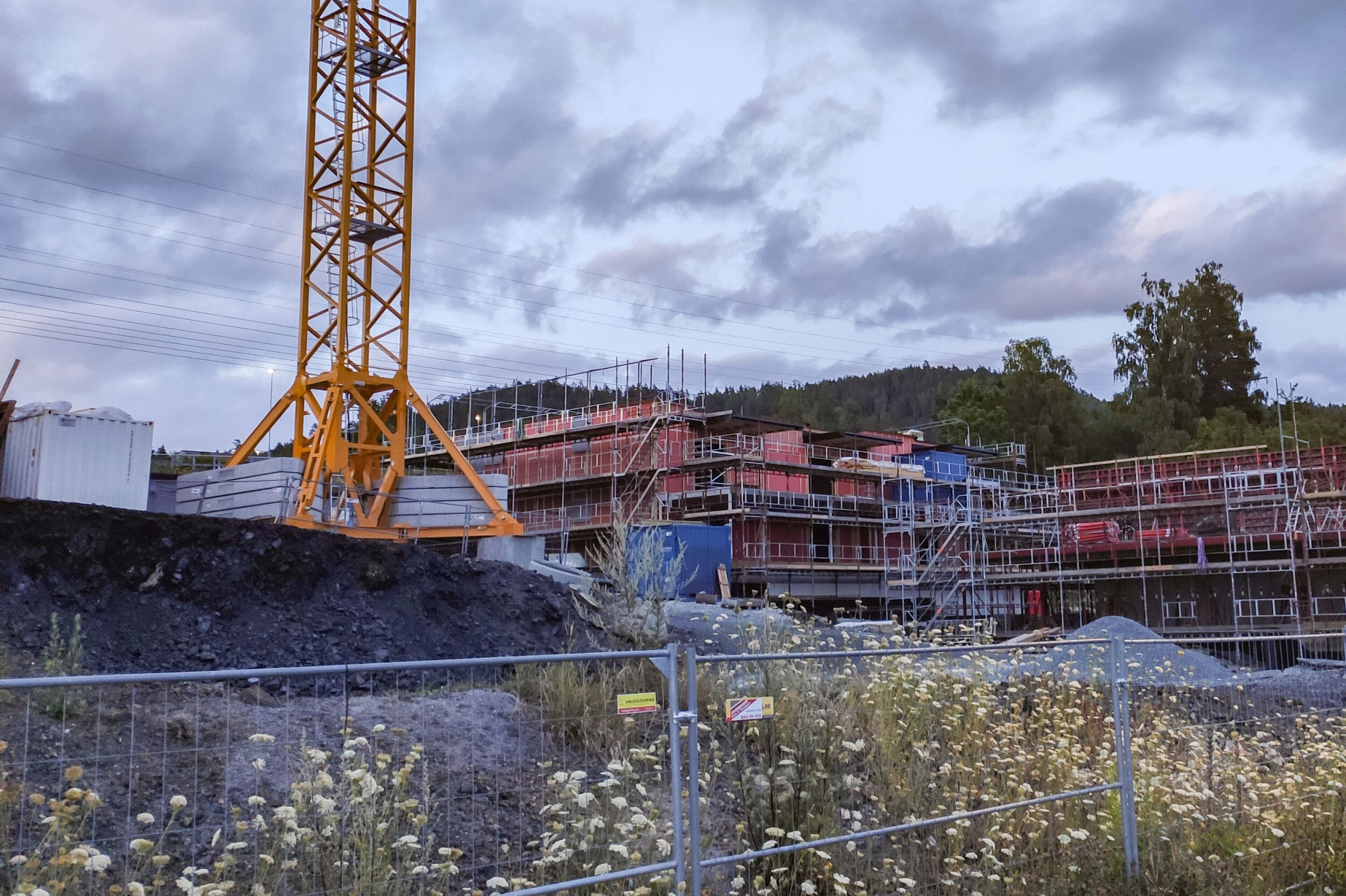 ÅSTEDET: Det er inne på denne byggeplassen bak Kiwi ved Lerberg/Harakollen at uvedkommende har vært på ferde og stjålet med seg store mengder kostbart verktøy siste døgn.