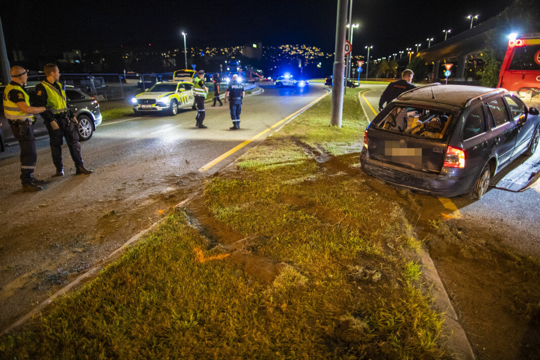 HER ENDTE FERDEN: I Strandveien mellom rundkjøringene på Brakerøya stoppet politiet biljakten med en kalkulert «torpedering» av bilen som ikke ville stoppe, før det gikk utover andre trafikanter.