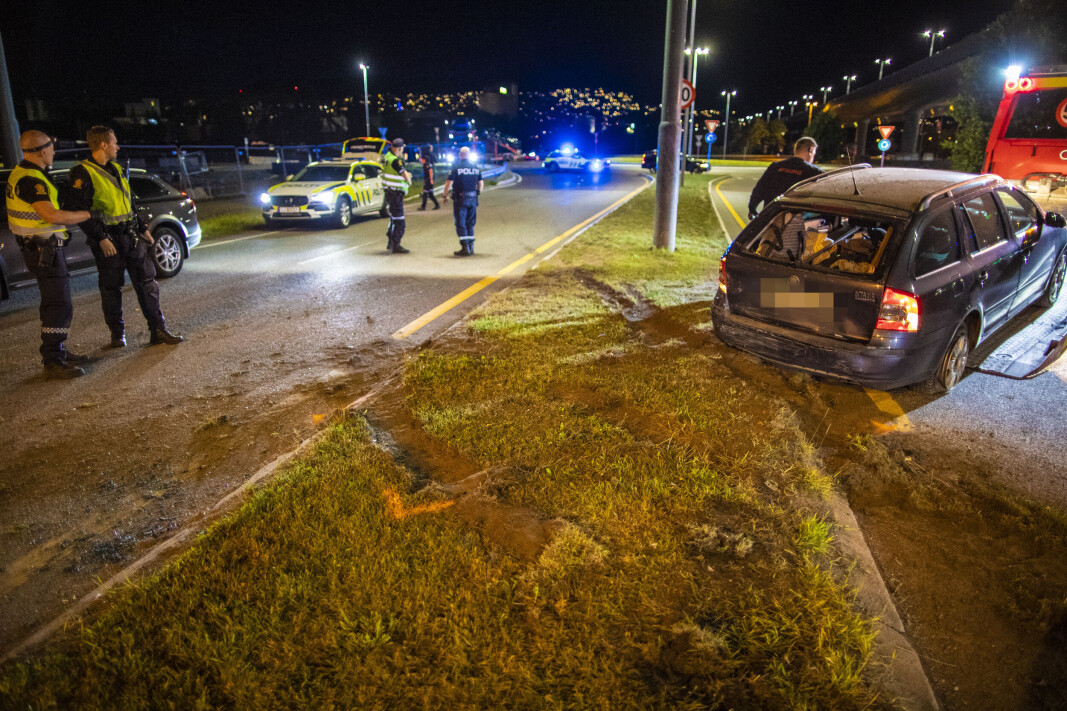 HER ENDTE FERDEN: I Strandveien mellom rundkjøringene på Brakerøya stoppet politiet biljakten med en kalkulert «torpedering» av bilen som ikke ville stoppe, før det gikk utover andre trafikanter. HER ENDTE FERDEN: I Strandveien mellom rundkjøringene på Brakerøya stoppet politiet biljakten med en kalkulert «torpedering» av bilen som ikke ville stoppe, før det gikk utover andre trafikanter.