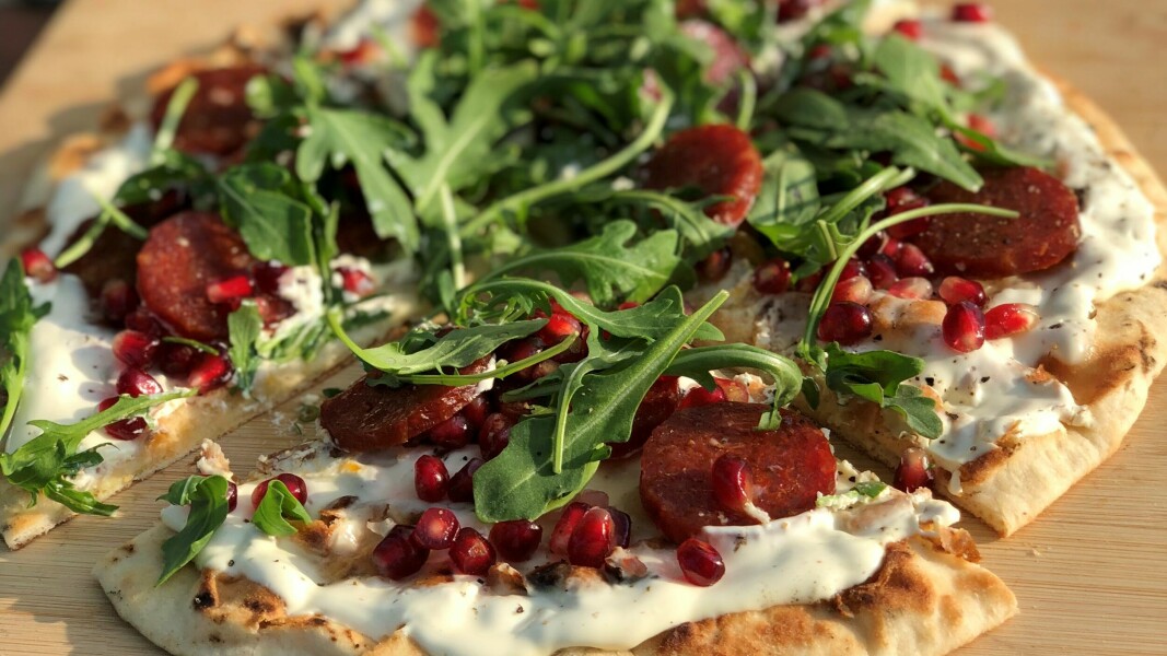 Pizza på grillen er perfekt i sommervarmen, enten som en lekker porsjonspizza eller flere ulike for deling. Med en god og sprø bunn, kan fyllet varieres i det uendelige.
