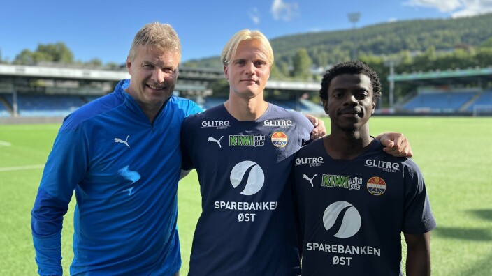 <span class=" italic" data-lab-italic_desktop="italic"><span class=" font-weight-bold" data-lab-font_weight_desktop="font-weight-bold">NY DUO:</span> Jostein Flo sammen med henholdsvis Jonatan Braut Brunes og Emmanuel Danso på Marienlyst onsdag.</span> <span class=" italic" data-lab-italic_desktop="italic"><span class=" font-weight-bold" data-lab-font_weight_desktop="font-weight-bold">NY DUO:</span> Jostein Flo sammen med henholdsvis Jonatan Braut Brunes og Emmanuel Danso på Marienlyst onsdag.</span>