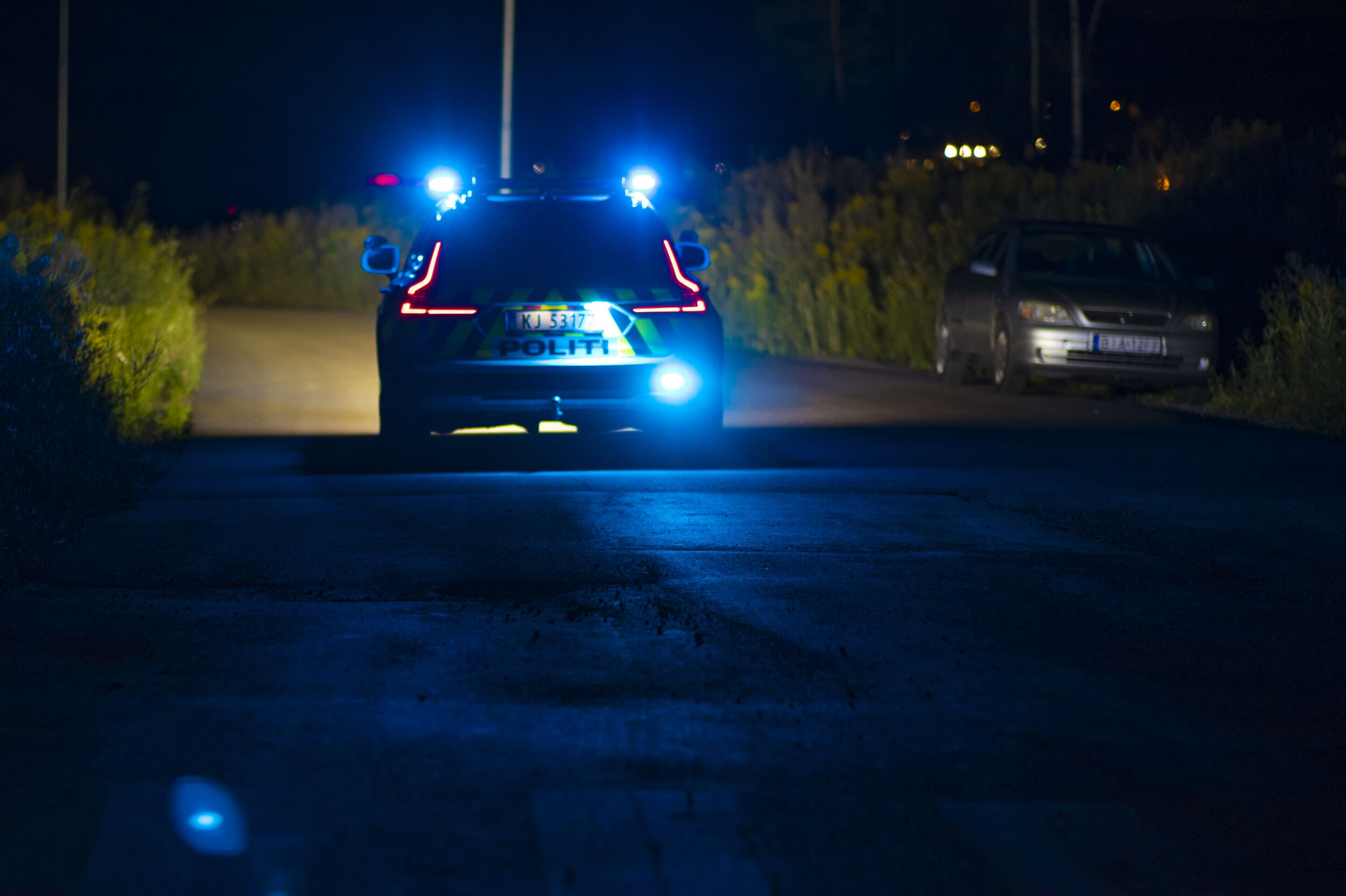 En polskregistrert grå Opel Astra av eldre årgang var hensatt like utenfor industriområdet og settes i forbindelse med tyveriet.