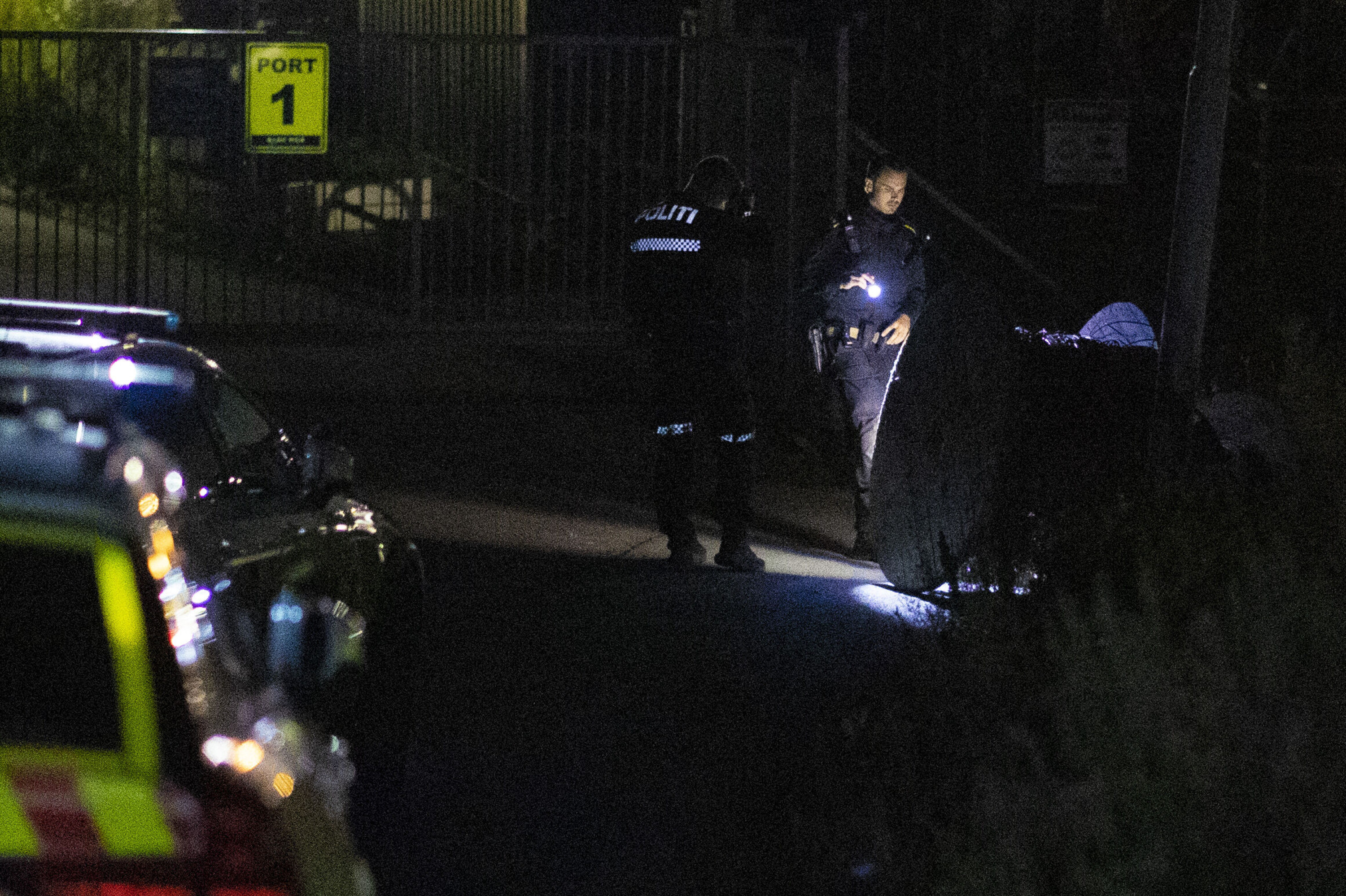 Politiet fant to hensatte tromler med kobberkabler like utenfor porten.