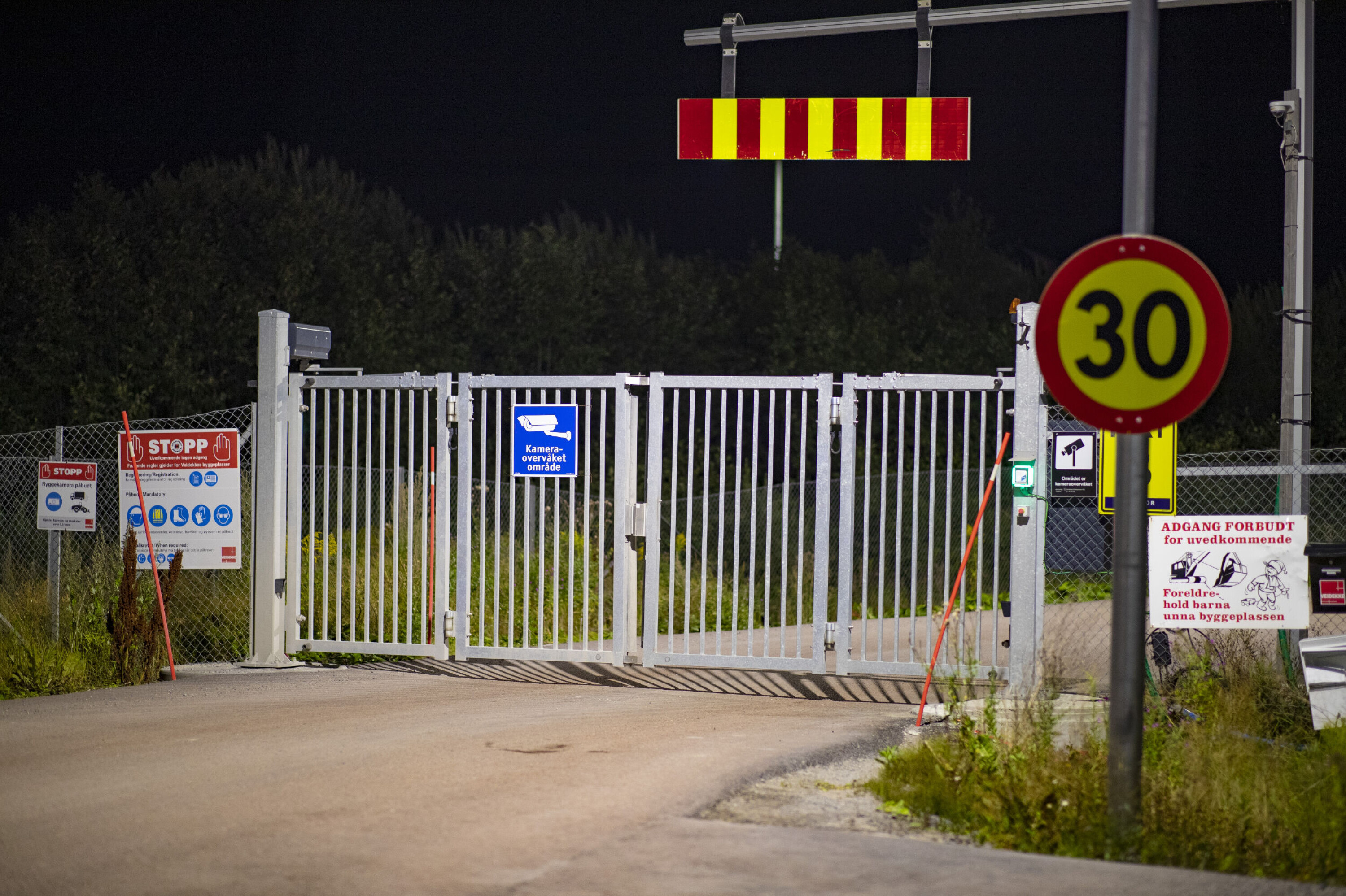 GODT BEVOKTET: Riggplassen til Bane Nor har adgang fra to sider, begge godt bevoktet med kameraer og høye gjerder.