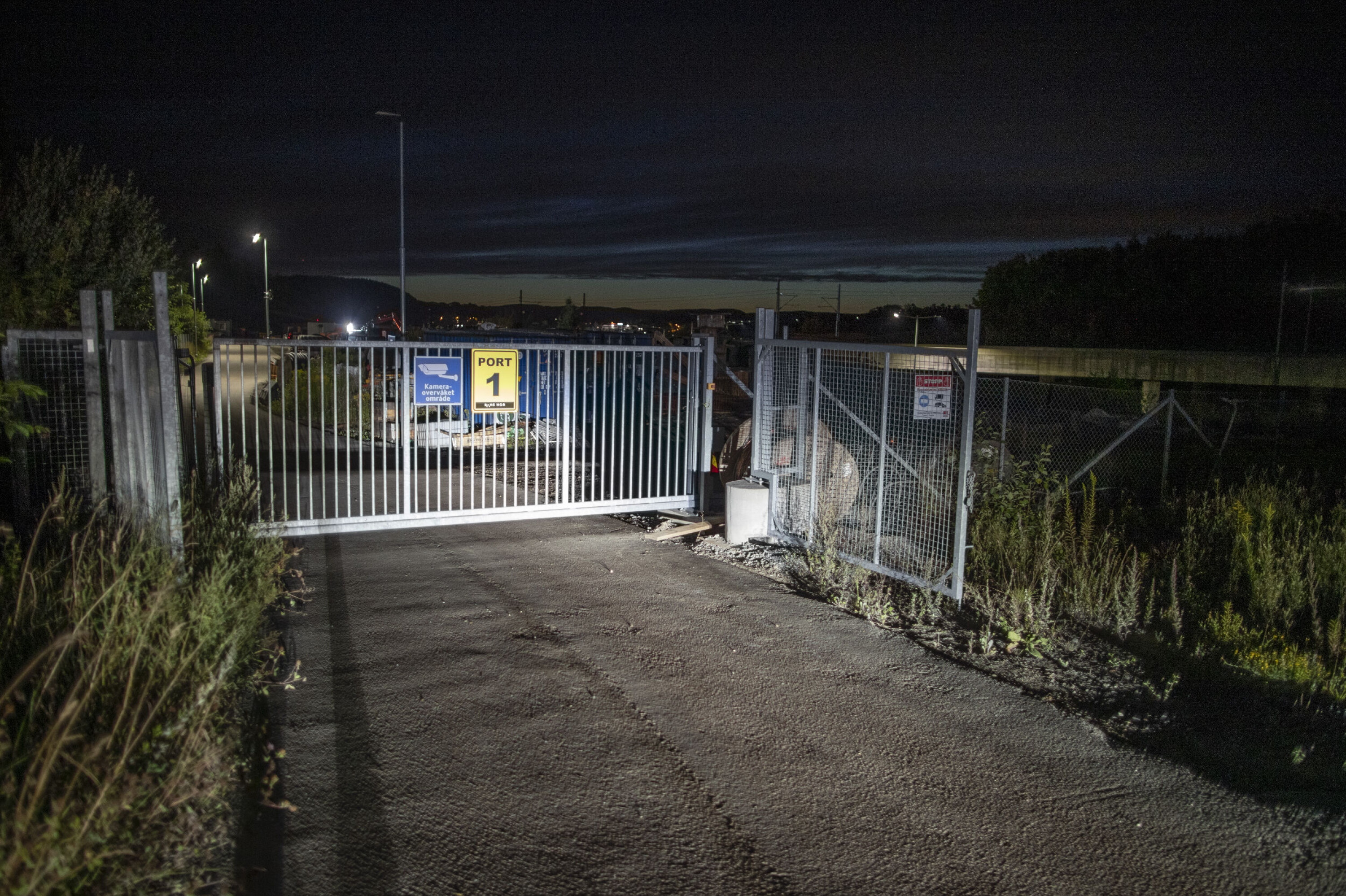 BRØT SEG INN: Tyvene har trolig klippet låsen på den utvendige porten og på den måten fått adgang til kobbertromlene via en sideinngang.
